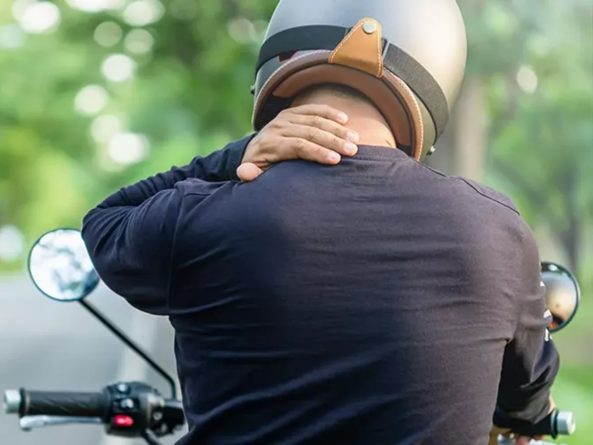 گردن درد کلاه موتور ، چطور از گردندرد جلوگیری کنیم؟ 1 گردن درد کلاه کاسکت